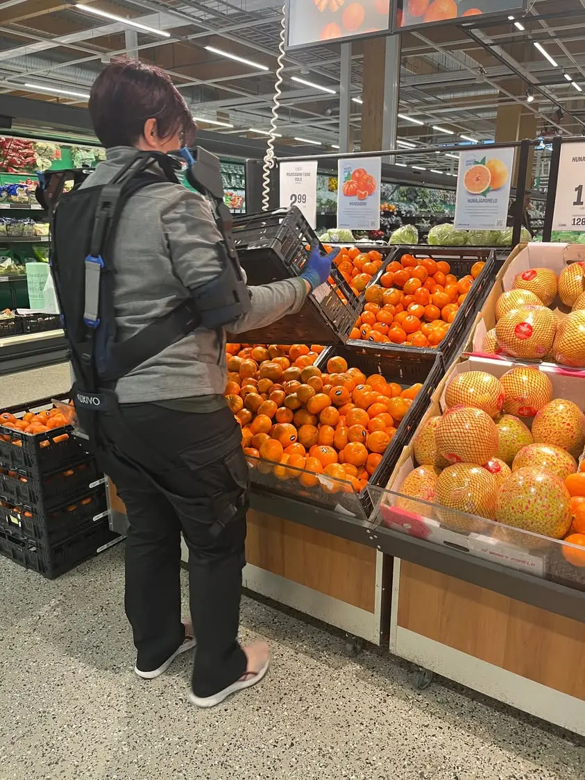 Sari Seppä rohkaisee muitakin kokeilemaan eksoskeletonia.